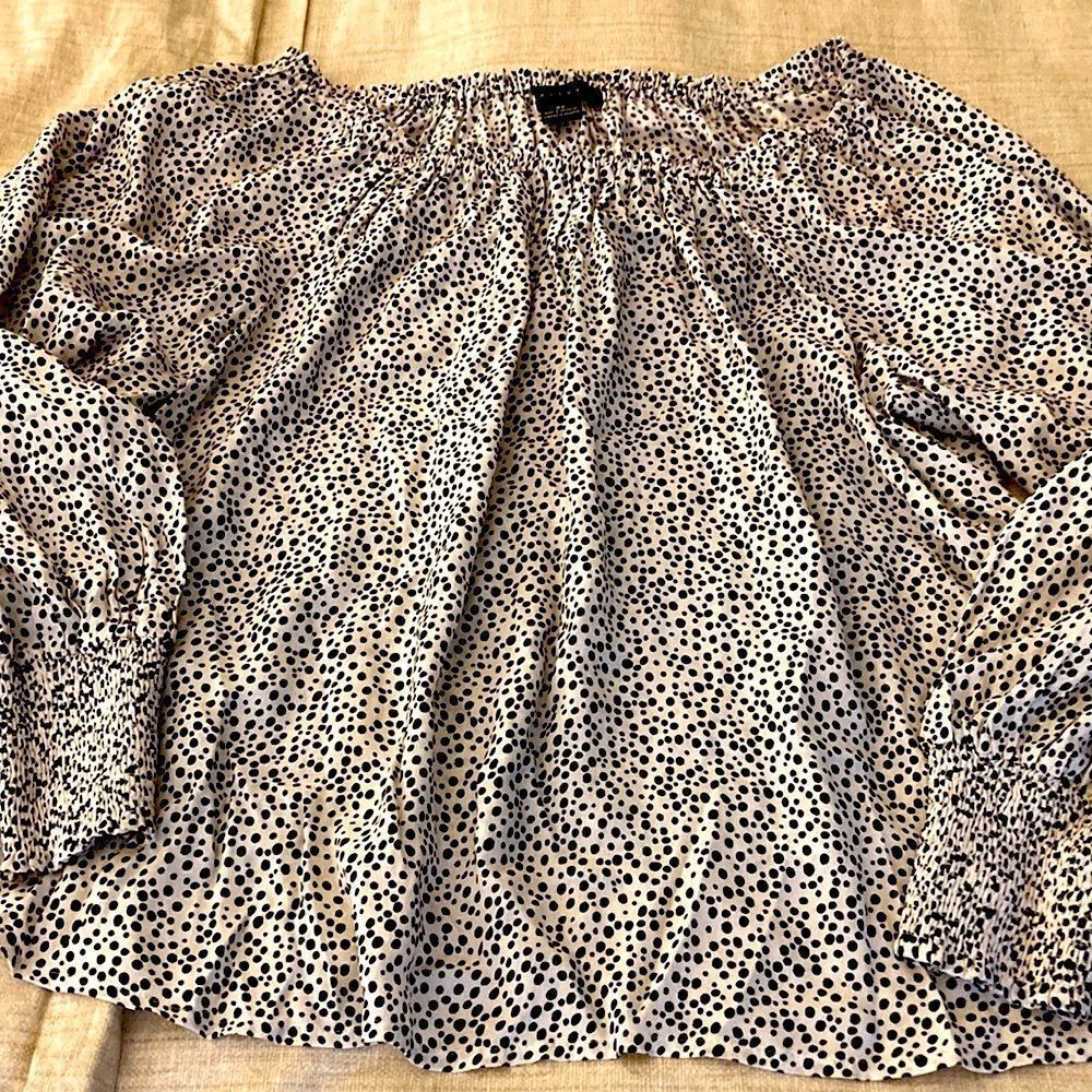 Sanctuary Women’s On/Off the Shoulder Long Sleeve Blouse with smocked cuffs.